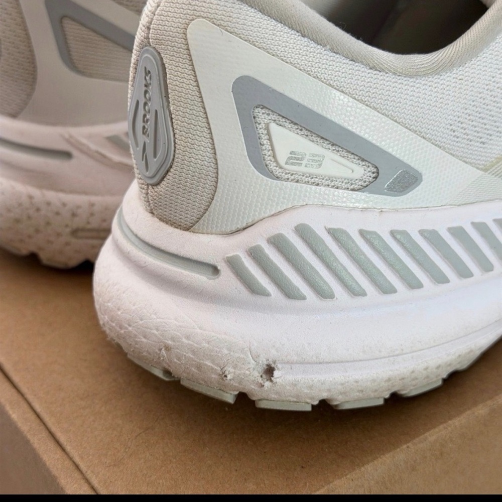 ⭐️ Brooks Adrenaline GTS 23 Running Shoes Women Size 7.5 B White (B15) - Picture 5 of 12